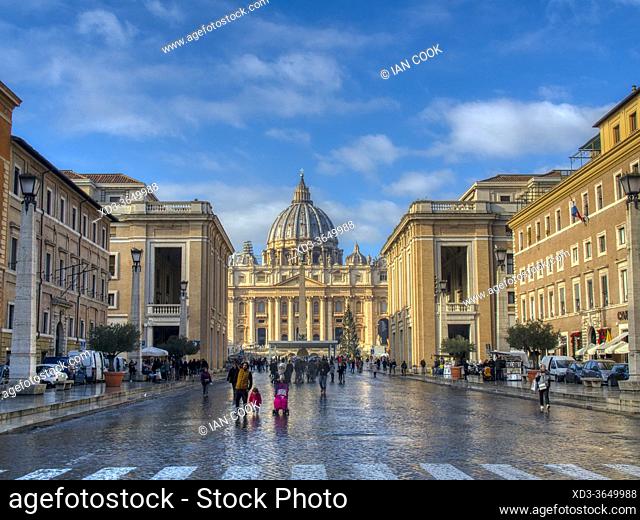 via della Conciliazione approaching Saint PeterÕs Basilica, Rome, Italy