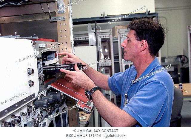 Astronaut C. Michael Foale, Expedition Eight mission commander, participates in a Commercial Protein Crystal Growth (CPCG-V) payload training session in the...