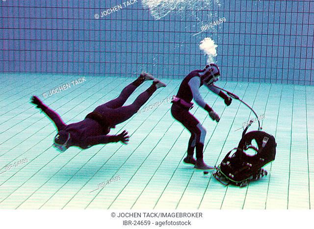 DEU, Federal Republic of Germany, Essen : Rescue diver of a fire brigade at a training in a swimming pool