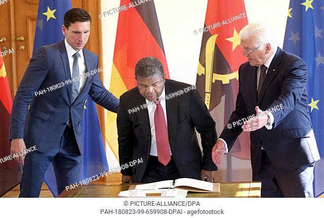23 August 2018, Germany, Berlin: Federal President Frank-Walter Steinmeier (r) and Ronny Archut (l), house director at Bellevue Palace