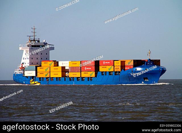 Containerschiff vor Cuxhaven (Nordsee)