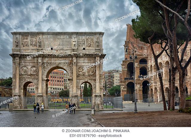 Der Konstantinsbogen ist ein dreitoriger Triumphbogen in Rom. Er wurde zu Ehren des Kaisers Konstantin in Erinnerung an dessen Sieg bei der Milvischen Brücke im...