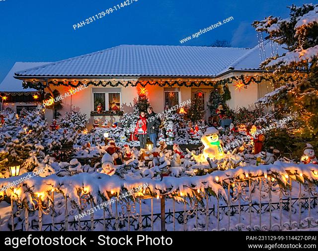 28 November 2023, Brandenburg, Straupitz: Gisela Liebsch and Gerd Mörl stand in their festively decorated garden. Many of the 400 or so figures are covered in...