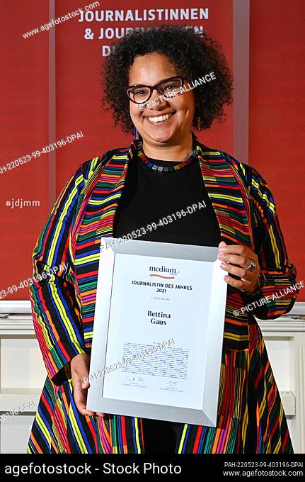 23 May 2022, Berlin: Nora Mbagathi, the daughter of journalist Bettina Gaus, accepts the award for her late mother's life's work at the ""Journalist of the...
