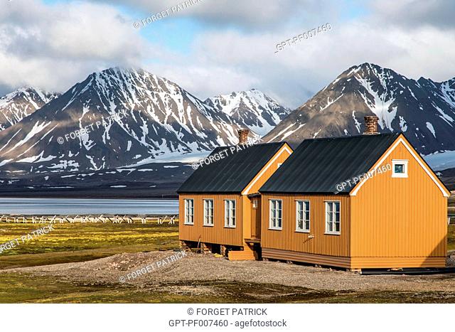 COLORFUL WOODEN HOUSE IN THE FORMER COAL MINING TOWN OF NY ALESUND, THE NORTHERNMOST COMMUNITY IN THE WORLD (78 56N), SPITZBERG, SVALBARD, ARCTIC OCEAN, NORWAY