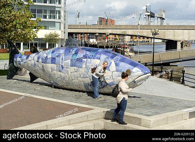 beliebter Treffpunkt: Der blaue Fisch im neuen Hafenviertel von Belfast Foto: Robert B. Fishman, 12.8.2014