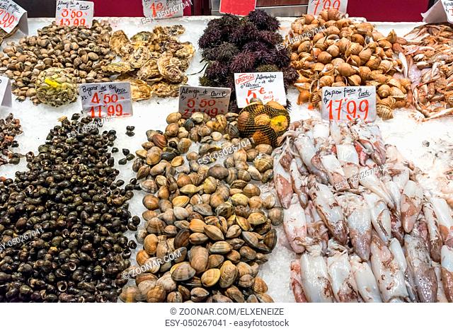 Frische Meeresfrüchte auf einem Markt in Madrid, Spanien