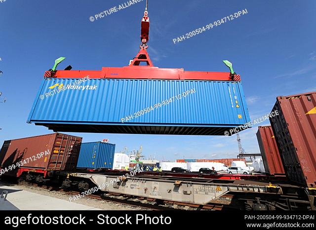 04 May 2020, Mecklenburg-Western Pomerania, Rostock: At a press event in the seaport, containers with protective masks and protective equipment from China are...