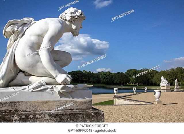 SCULPTURE OF PLUTO IN FRONT OF THE FLOWERBEDS IN THE FRENCH GARDEN DESIGNED BY ANDRE LE NOTRE (1613-1700) IN THE 17TH CENTURY
