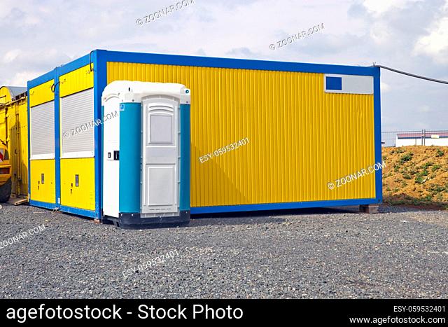 Baustellencontainer und mobile Toilette auf Baustelle