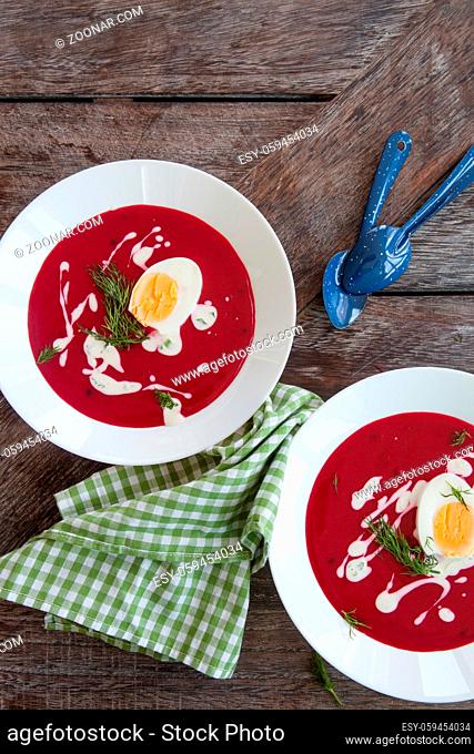 Hausgemachte Rote-Beete-Suppe mit Dill und Creme fraiche