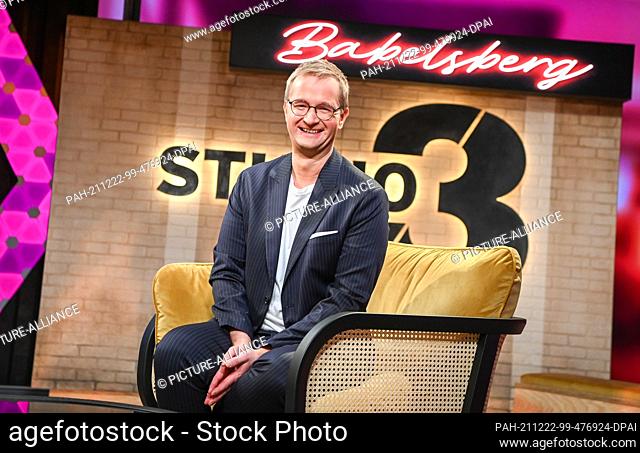 22 December 2021, Brandenburg, Potsdam: The host of the talk show ""Studio 3 - Live from Babelsberg"" Christian Matthée at a press event in the new studio in...