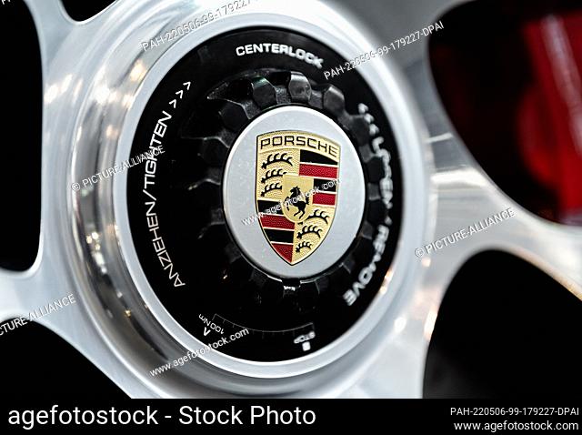 04 May 2022, Baden-Wuerttemberg, Villingen-Schwenningen: The logo of Porsche can be seen on a rim of a 911 Turbo. Photo: Silas Stein/