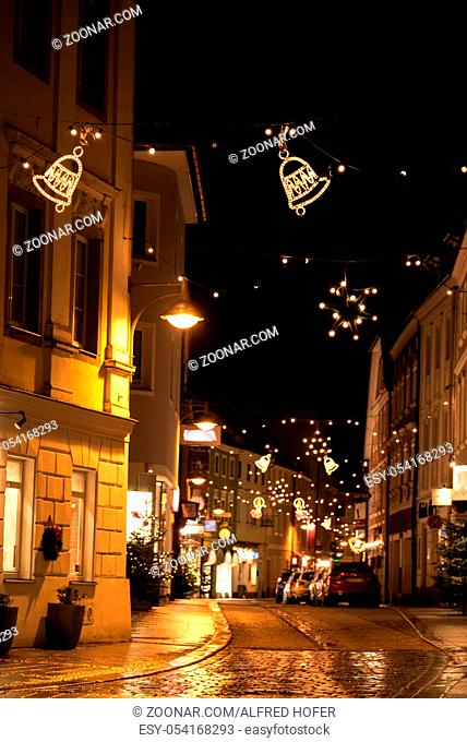 Weihnachtlich beleuchtete Einkaufstrasse nachts - romantisch und ruhig