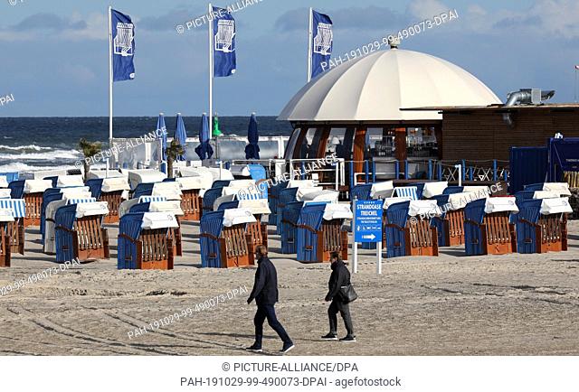 28 October 2019, Mecklenburg-Western Pomerania, Rostock: The beach chairs of the ""Strandoase Treichel"" stand at the Baltic Sea beach of Warnemünde