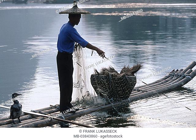 China, Guangxi, Yangshuo, Li Jiang, catches up Kormoranfischer, net, Asia, Eastern Asia, Li river waters man fishers straw hat, bamboo-boat, boat, bird