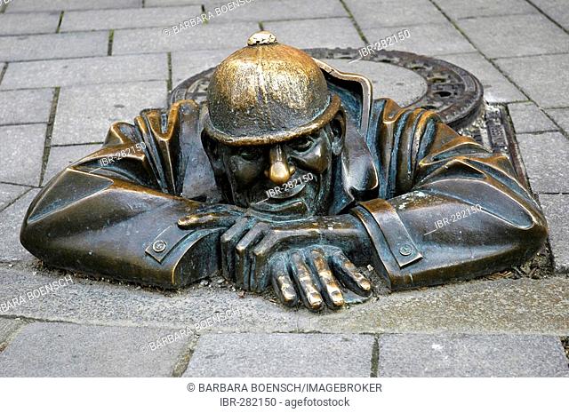 Canal worker by Viktor Hulik, Bronze figure, Bratislava, Slovakia