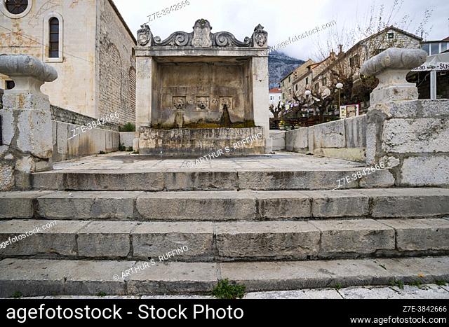 Venetian Drinking Fountain. Adjacent Andrija KaÄ. iÄ‡ MiošiÄ‡ Square (central town square). Makarska, Croatia, Europe