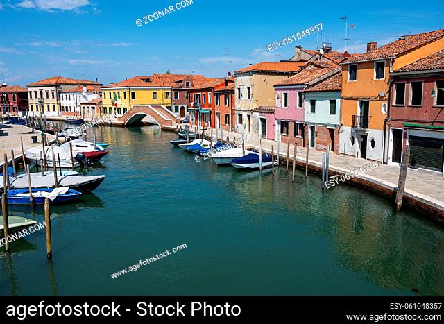 Bunte Häuser an einem Kanal in Murano, Italien