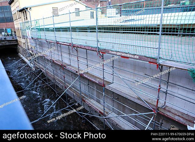 11 January 2022, North Rhine-Westphalia, Hagen: Half a year after flood damage to a building, scaffolding stands on the wall that collapsed