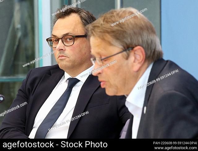 08 June 2022, Berlin: Christian Karagiannidis (l), ARDS and ECMO Center Cologne-Merheim, and Heyo Kroemer, Chairman of the Corona Expert Council and Chairman of...
