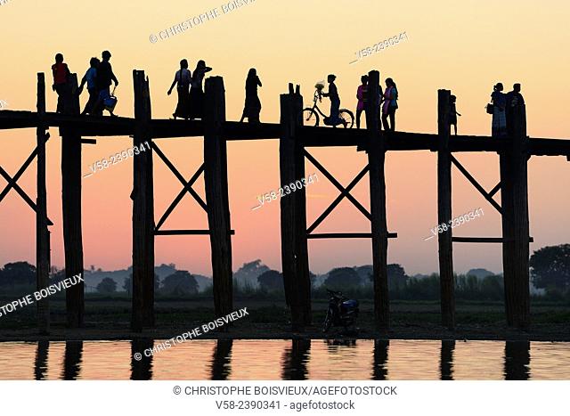 Myanmar, Amarapura, U Bein bridge and lake Taungthaman at sunset
