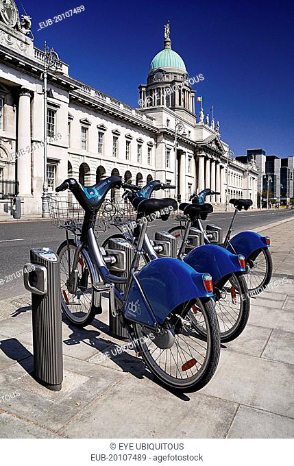 Custom House with some Dublinbikes for hire