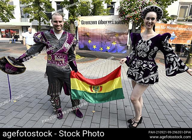 18 September 2021, North Rhine-Westphalia, Duisburg: Dancers of the association ""Friends of Bolivia"" form a human chain together with Duisburg citizens in the...