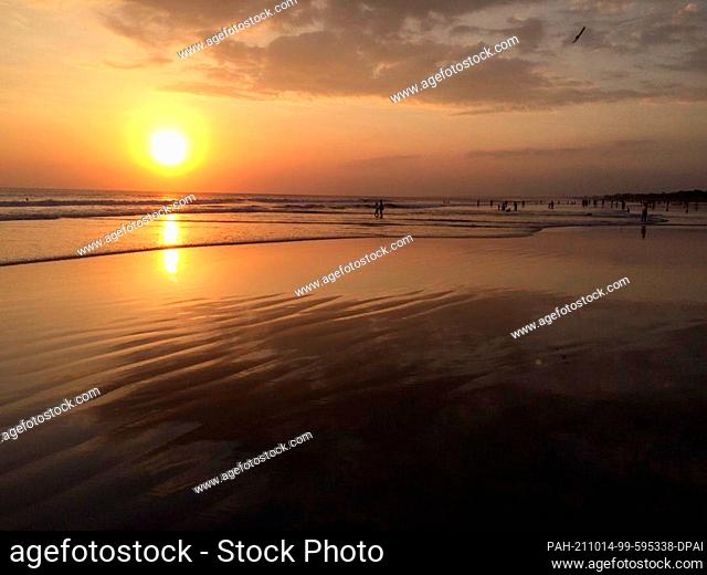 01 June 2019, Indonesia, Kuta: Sunset at the famous Kuta Beach. The island hopes for an early revival of the important tourism
