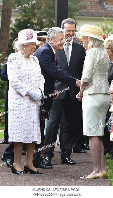 Britain's Queen Elizabeth II (L), German President Joachim Gauck (2-L) and Britain's ambassador to Germany, Simon McDonald chat with guests at the Queen's...