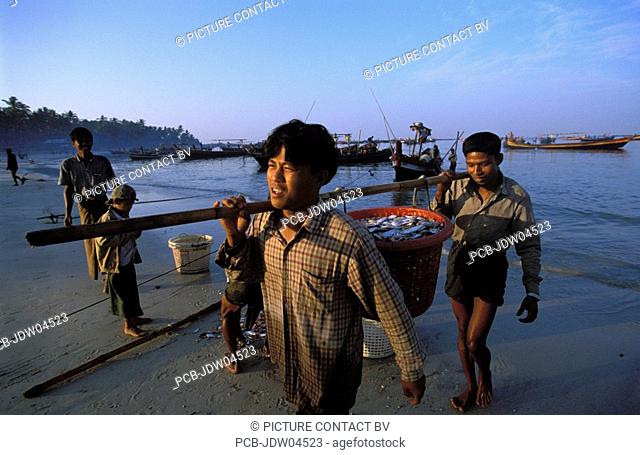 Ngapali Beach, fishermen bringing in the catch of the day