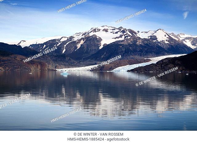 Chile, Magallanes, Torres del Paine National Park, Lago Grey and Glacier Grey