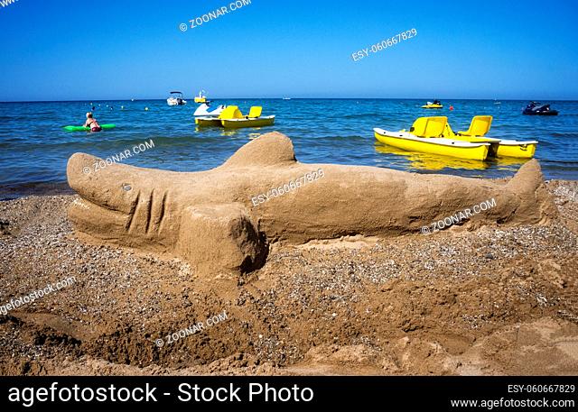 Sandskulptur am Strand in Rethymnon auf Kreta