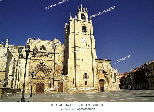 Palencia. (España). Fachada de la Catedral de San Antolín en la ciudad de Palencia