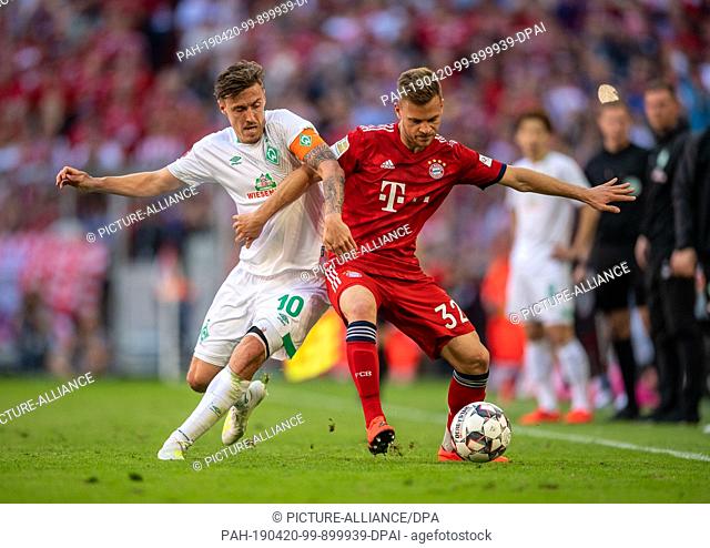 20 April 2019, Bavaria, München: Soccer: Bundesliga, Bayern Munich - Werder Bremen, 30th matchday in the Allianz Arena. Max Kruse (l) from Werder Bremen fights...