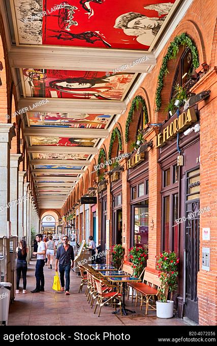 Arcades, Place du Capitole, H™tel de Ville, Toulouse, Haute-Garonne, Occitanie, France, Europe. The Place du Capitole and the Hotel de Ville (City Hall) of...