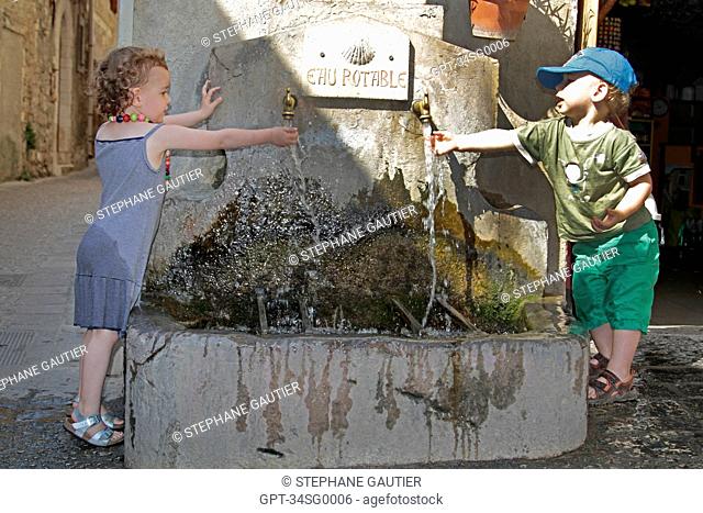 CHILDREN PLAYING WITH THE WATER FROM A FOUNTAIN, SAINT GUILHEM LE DESERT 34, MEDIEVAL VILLAGE, A STOP ON THE WAY OF SAINT JAMES COMPOSTELA ROAD