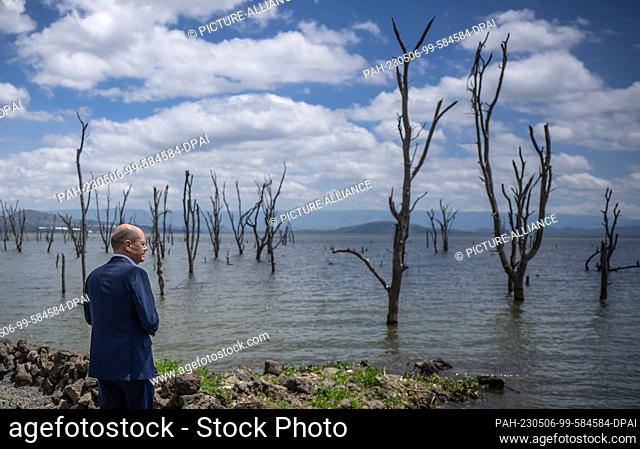 06 May 2023, Kenya, Olkaria: German Chancellor Olaf Scholz (SPD) is standing at Sopa Lodge on Lake Naivasha, having previously had the ecological and economic...