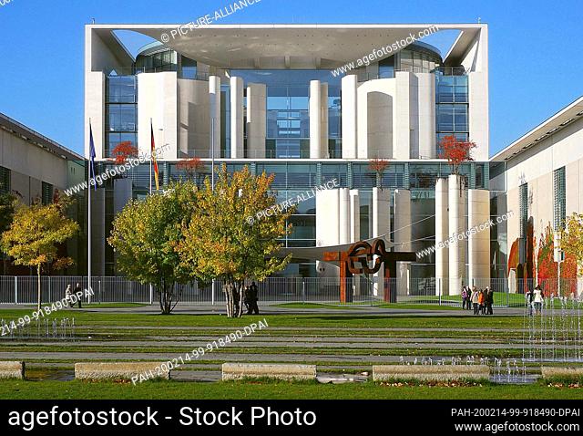 19 October 2009, Berlin: Main entrance of the Federal Chancellery, built according to the plans of the architects Axel Schultes and Charlotte Frank and handed...