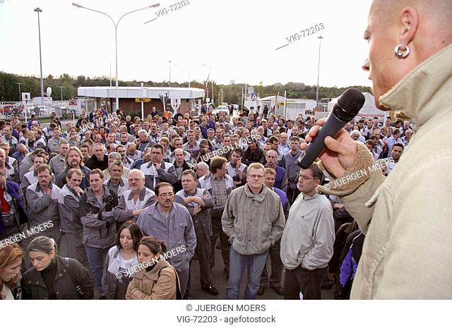 Employers of the car works of the Adam Opel AG in Bochum demonstrating against announced dismissals. - BOCHUM, GERMANY, 14/10/2004