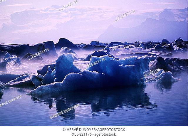 Icebergs on Jökulsárlón, South Iceland