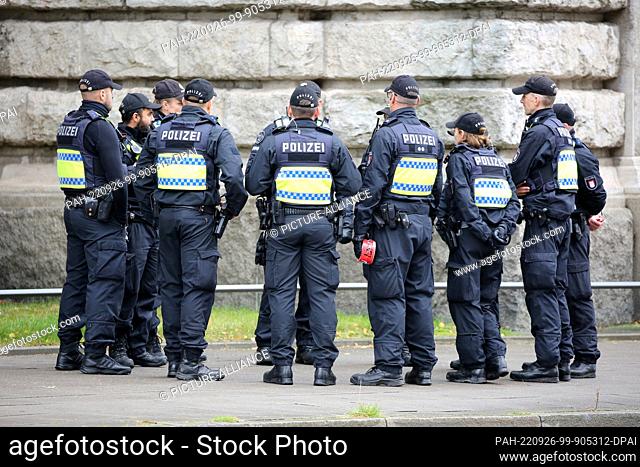 26 September 2022, Hamburg: Police officers stand at a cordoned-off area at the Criminal Justice Building in Hamburg and discuss