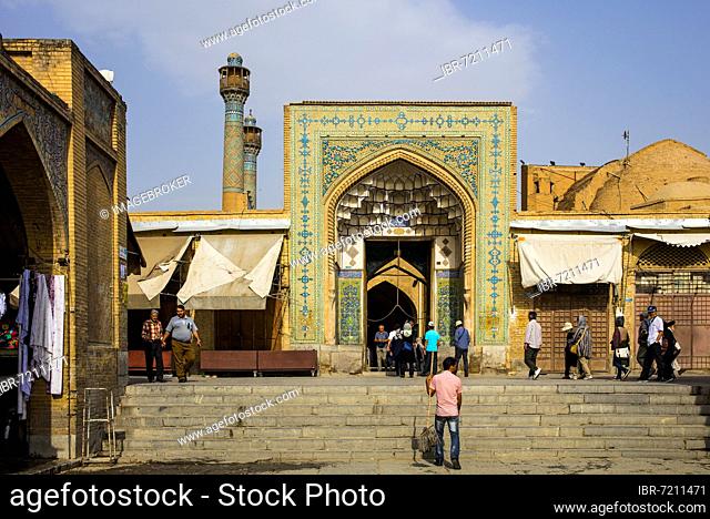 Entrance from the Grand Bazaar, Friday Mosque, Masjid-e Jomeh, Isfahan, Isfahan, Iran, Asia