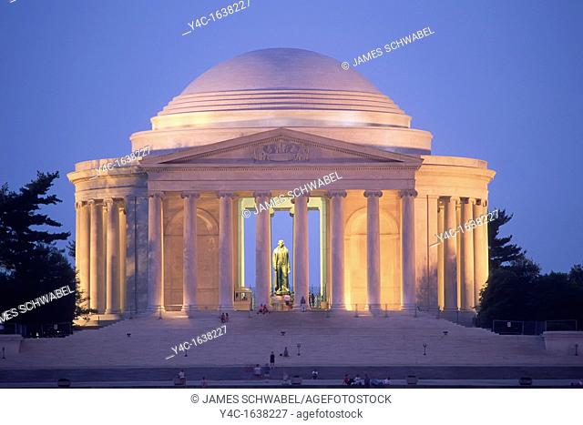 Night view of Jefferson Memorial in Washington DC