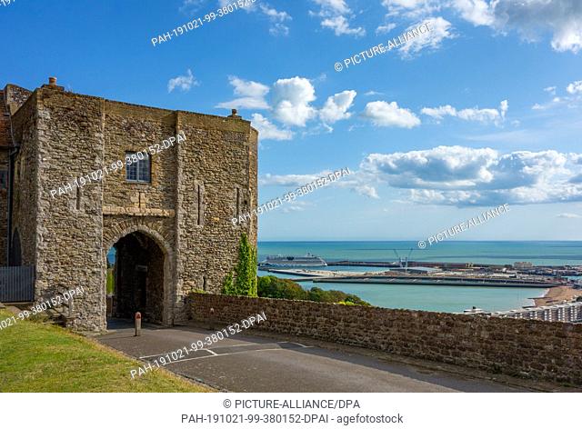 15 August 2019, England, Dover: Dover Castle is one of the largest castles in England. Photo: Patrick Pleul/dpa-Zentralbild/ZB. - Dover/England