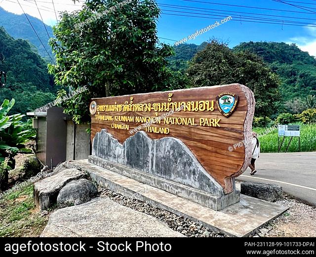 PRODUCTION - 04 November 2023, Thailand, Nationalpark Tham Luang - Khun Nam Nang Non: Sign at the entrance to the national park where Tham Luang Cave is located