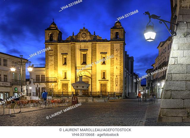 Church of Santo Antao at Giraldo Square at Dusk, Evora, Alentejo Region, Portugal, Europe