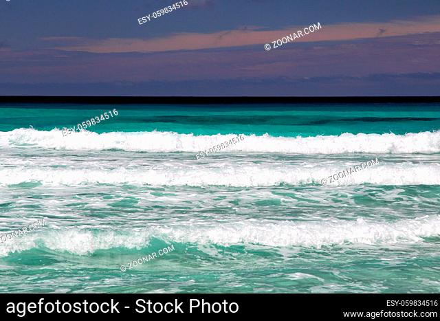 Strand und Brandung in Pennington Bay auf Kangaroo Island, South Australia, Australien. Waves breaking in Pennington Bay on Kangaroo Island, South Australia