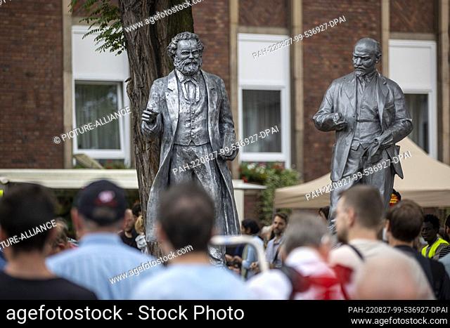 27 August 2022, North Rhine-Westphalia, Gelsenkirchen: The new Karl Marx statue in front of the party headquarters of the Marxist-Leninist Party of Germany