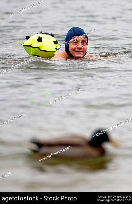 PRODUCTION - 04 November 2023, North Rhine-Westphalia, Hürth: Comedian Wiegald Boning swims in Lake Otto-Maigler. He ran a marathon every week for a year and...